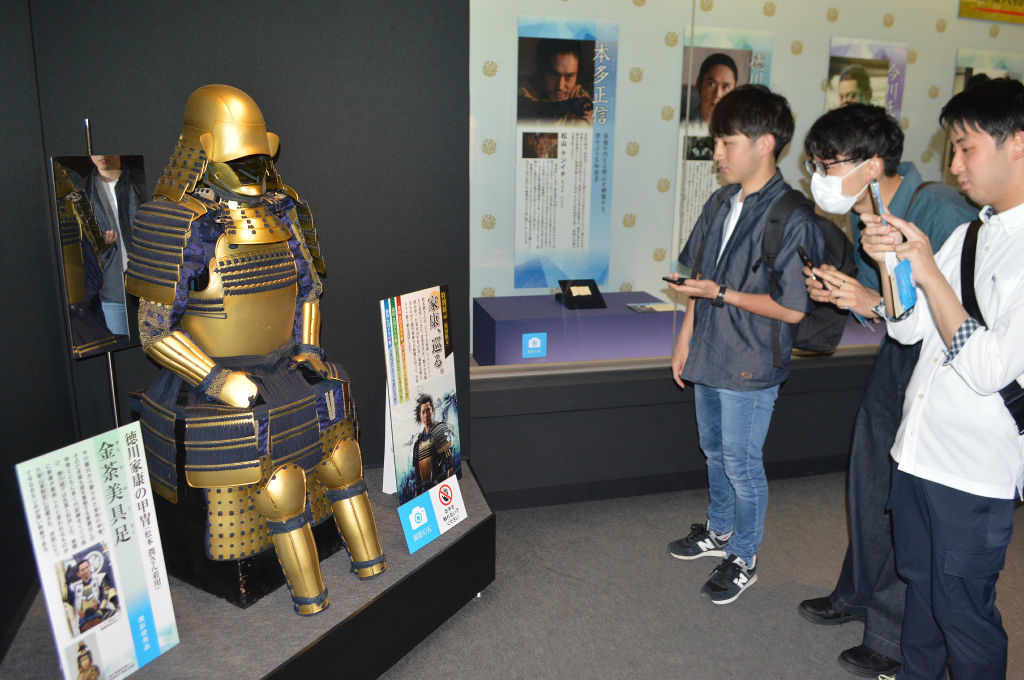 松本潤さん着用「金荼美具足」展示 静岡・大河ドラマ館｜静岡新聞
