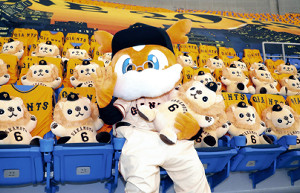 巨人】「ライオンハヤト」2000体が坂本勇人2000安打応援
