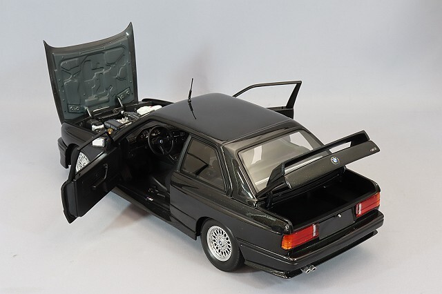 ミニチャンプス 1/18 BMW M3 (E30) 1987 ブラックメタリック