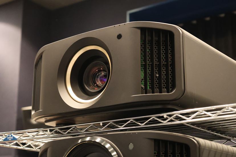 解像感ヤバい！ 300万円のビクター“8K”プロジェクターを見てきた