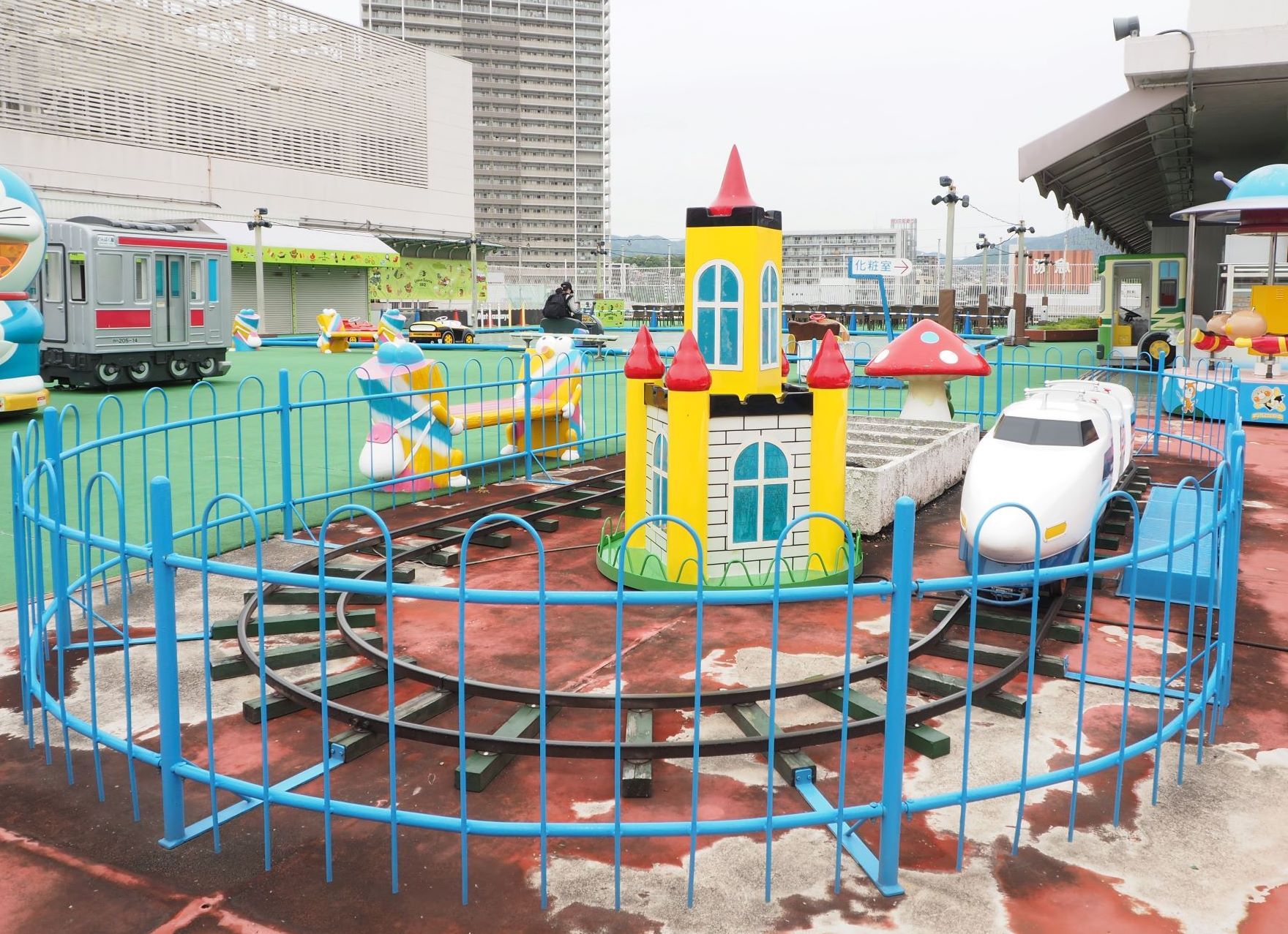 映えスポット〟としても注目！レトロ感漂う屋上遊園地 懐かしい