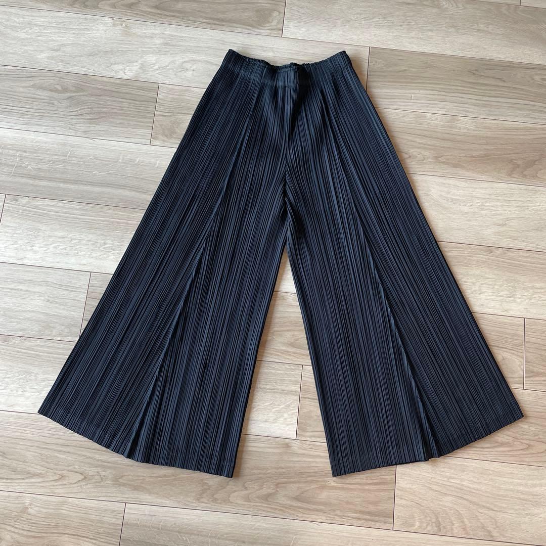 プリーツプリーズ　パンツ　黒 ISSEY MIYAKE（イッセイミヤケ） プリーツパンツ 黒S 【レディース