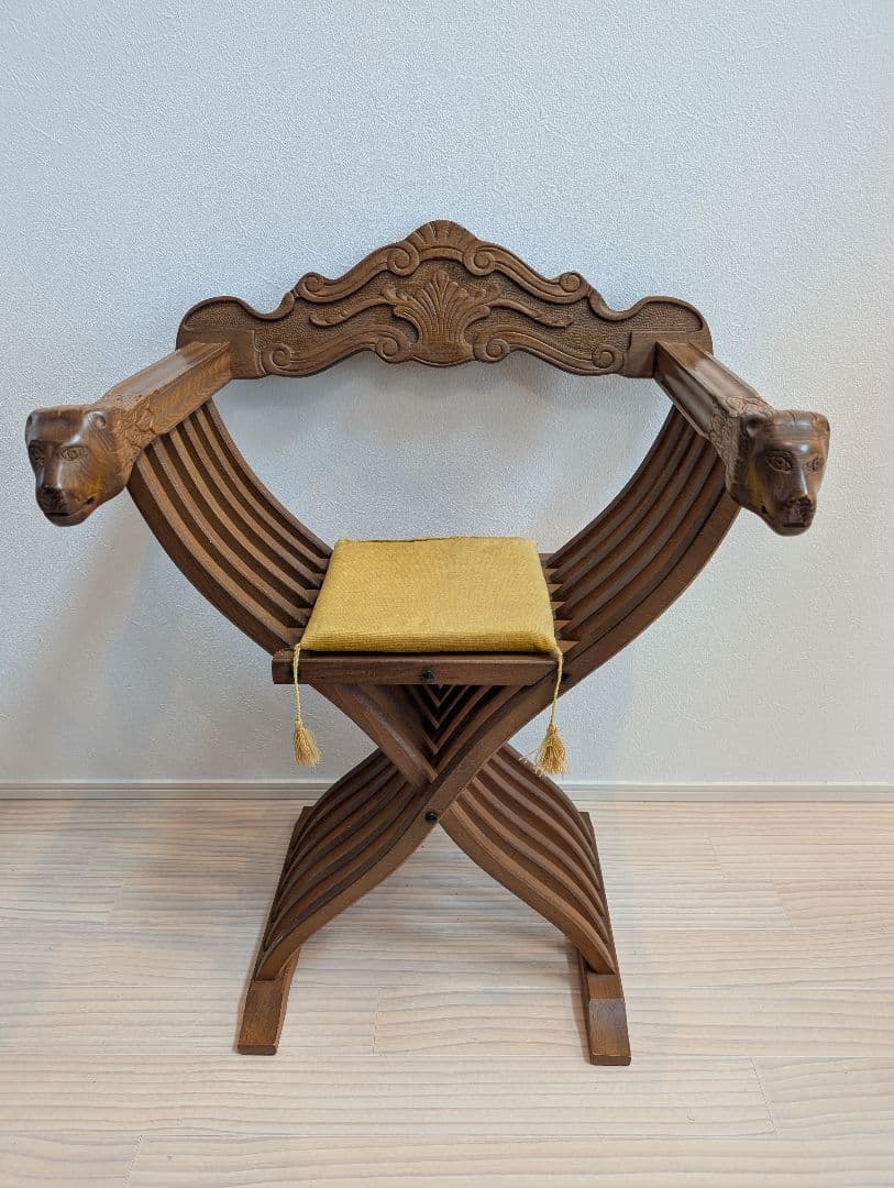 イタリア製　サヴォナローラチェア　アンティーク家具　椅子 イタリアの伝統家具サヴォナローラチェアです。美しい彫刻が目を引く