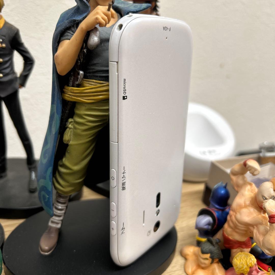 docomo らくらくスマートフォン F-42A ホワイト
