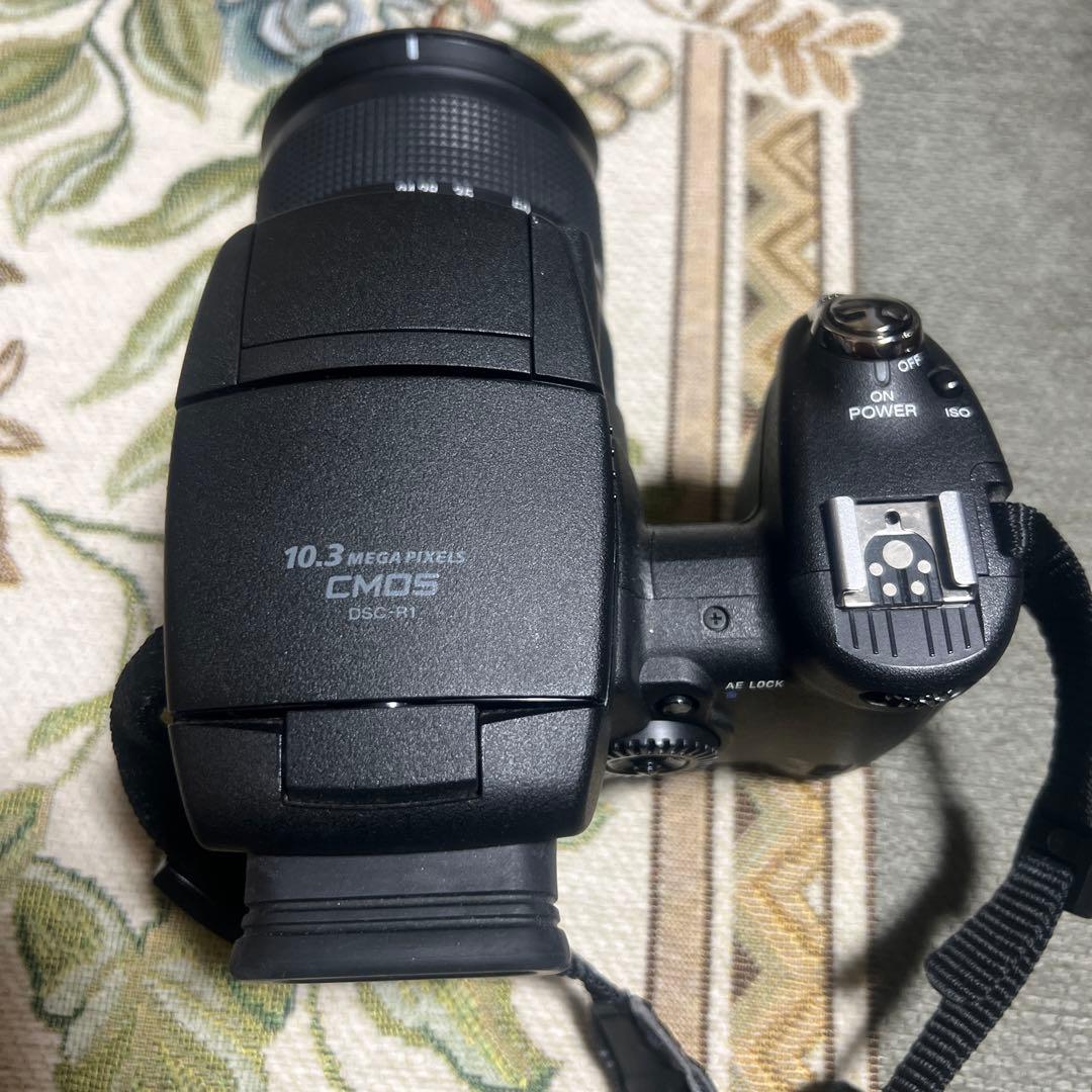SONYソニーDSC-R1 カールツァイス Sony Cyber-shot® DSC-R1 10.3-megapixel digital camera at Crutchfield