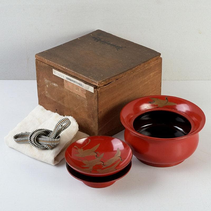 和食器　朱塗　鶴蒔絵　椀　盃　時代箱　V　9585 山田平安堂 橙 座興盃 乾漆 蒔絵 内朱 鶴亀 松竹梅 入れ子酒器 重ね盃